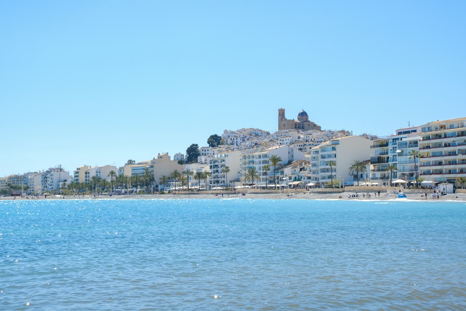 Ege kıyısında beyaz badanalı tatil evleri ve deniz manzarası