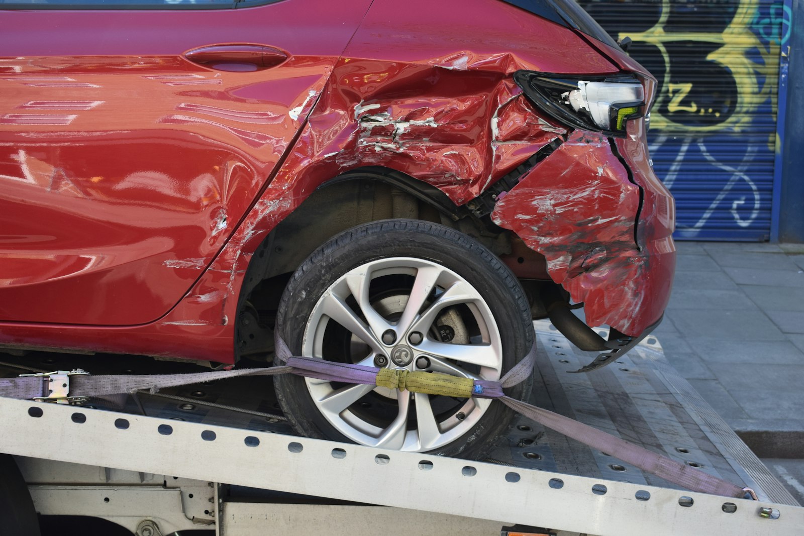 Trafik kazasında hasar görmüş araç çekicide