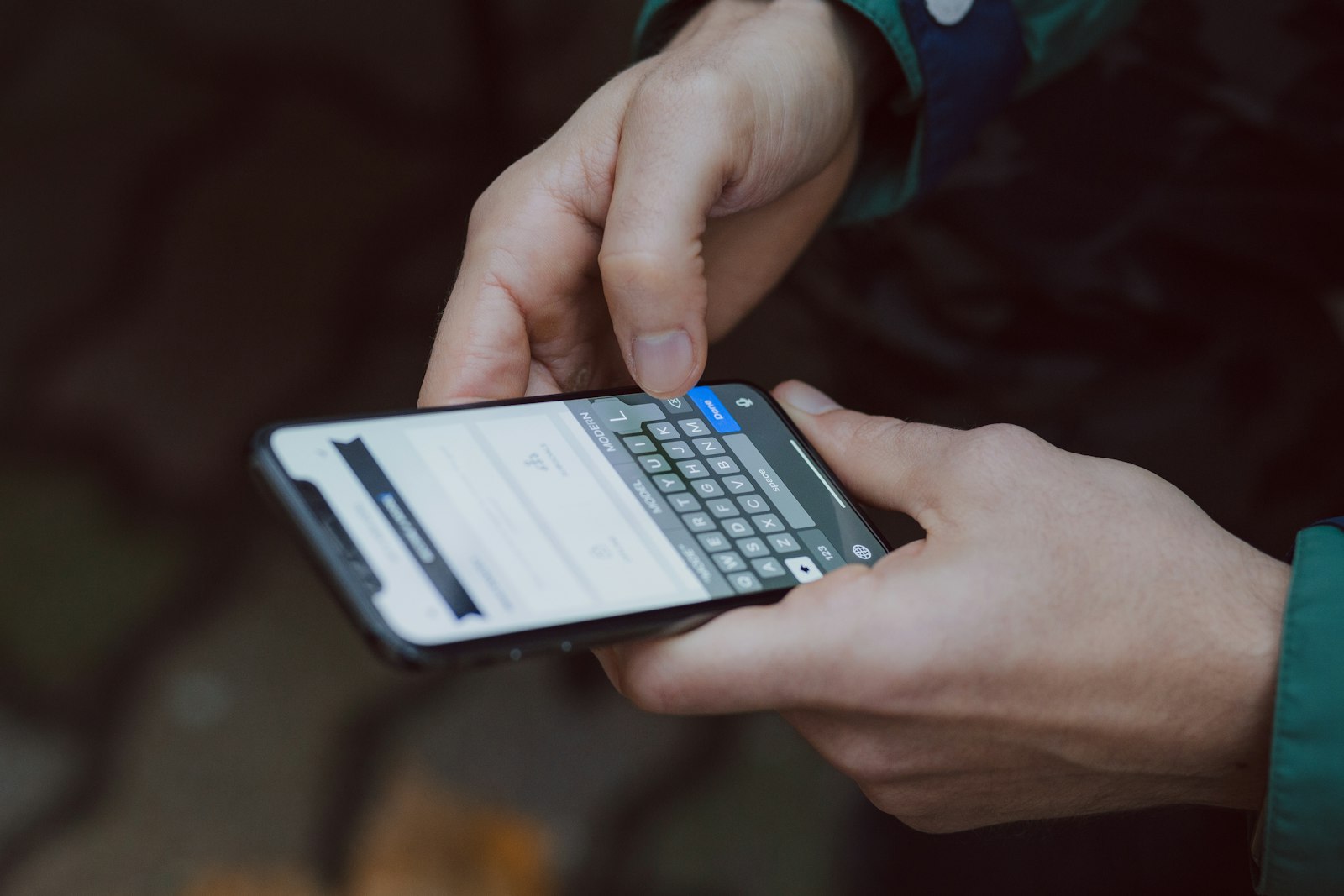 Masa üzerinde ekranı kapalı duran bir akıllı telefon ve not defteri